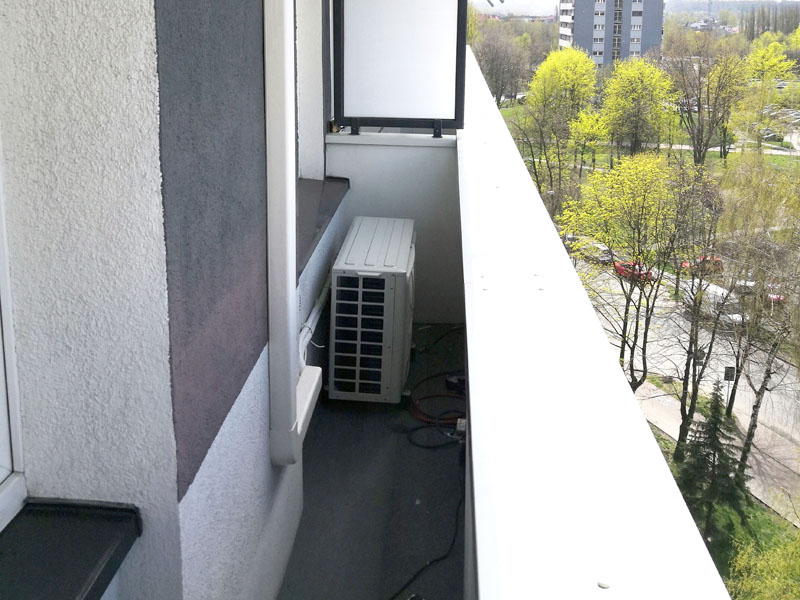 Zamontowana jednostka klimatyzatora na balkonie w Świeciu